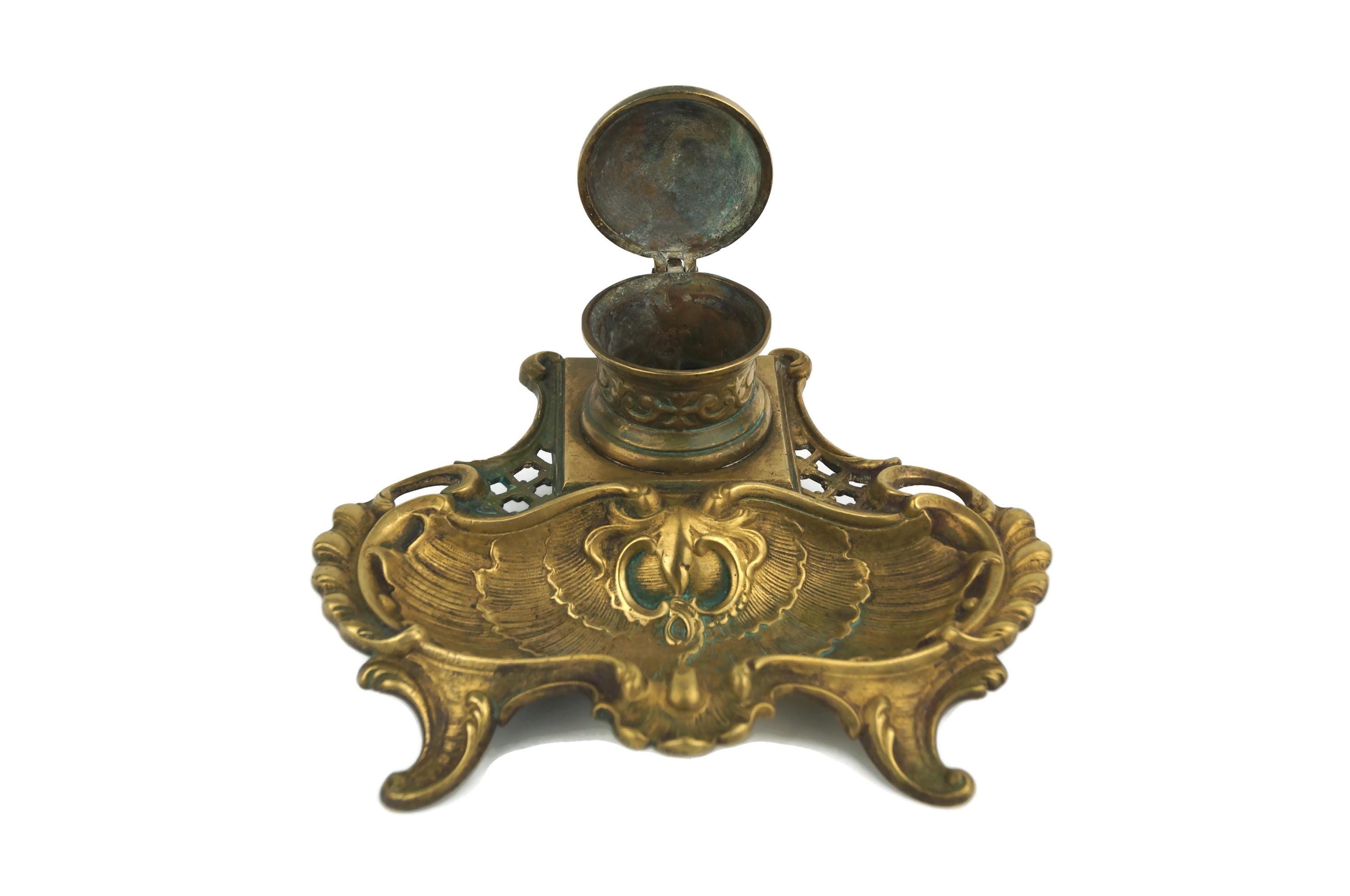 アンティーク真鍮インク壺、装飾的なロココ調のデスクアクセサリー