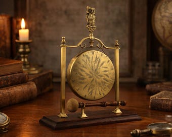 Gong de escritorio vintage de latón con forma de búho, base de madera y martillo, campana de cena de mediados de siglo, decoración única de latón para el hogar y la oficina, idea de regalo