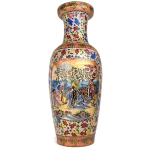 Könnte beinhalten: Eine hohe, dekorative Vase mit breitem Boden und schmalem Hals. Die Vase zeigt eine detaillierte, farbenfrohe bemalte Szene von Figuren in einer Gartenumgebung. Florale Muster zieren die Ober- und Unterseite, mit einem überwiegend pfirsich- und goldfarbenen Farbschema.