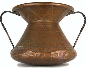 Pentola in rame del XIX secolo, antica giardiniera in rame, fioriera in rame martellata a mano e recipiente in rame fatto a mano per l'arredamento rustico della casa colonica