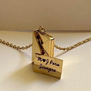 Collar con colgante de sobre con carta de amor