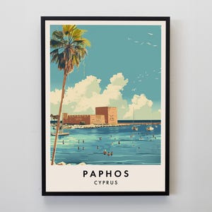 Puede incluir: Un cartel de viaje vintage con una ilustración colorida de una palmera, un castillo de ladrillo rojo y barcos en el agua. El texto "Paphos Chipre" está en la parte inferior del cartel.
