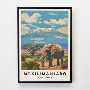 Könnte beinhalten: Ein Vintage-Reiseposter mit einer farbenfrohen Illustration des Kilimandscharo in Tansania mit einem Elefanten im Vordergrund. Der Text auf dem Poster lautet "MT KILIMANJARO TANZANIA".
