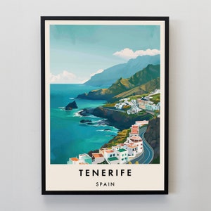 Könnte beinhalten: Eine farbenfrohe Illustration einer Küstenstadt auf Teneriffa, Spanien. Das Bild zeigt eine kurvenreiche Straße, die einen Hügel hinauf führt, mit weißen Gebäuden und einem blauen Meer im Hintergrund.