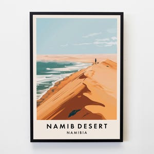 Könnte beinhalten: Ein minimalistisches Poster mit einer grafischen Illustration einer Wüstenlandschaft in Namibia. Das Poster zeigt eine Person, die auf einer Sanddüne steht und auf das Meer blickt. Der Text "NAMIB DESERT NAMIBIA" ist am unteren Rand des Posters gedruckt.