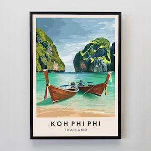 Może przedstawiać: Kolorowa ilustracja tropikalnej sceny wyspy z dwoma łodziami długoogonowymi w turkusowej wodzie. Łodzie są zakotwiczone w zatoce z bujnymi zielonymi klifami po obu stronach. Tekst "KOH PHI PHI THAILAND" jest wydrukowany pod obrazem.