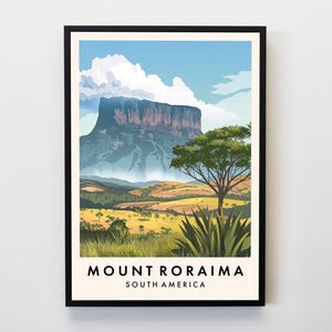 Può includere: Una stampa incorniciata con il Monte Roraima in Sud America. L'illustrazione del paesaggio mostra una montagna dalla cima piatta sotto un cielo blu con nuvole. Il primo piano presenta alberi verdi e campi gialli. Il testo "MOUNT RORAIMA SOUTH AMERICA" è in basso.