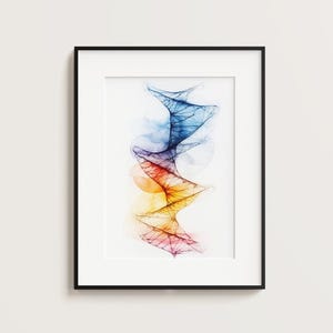Könnte beinhalten: Gerahmter Kunstdruck mit abstraktem Motiv. Das Kunstwerk zeigt ein lebendiges, wirbelndes Muster in Blau-, Orange- und Rottönen. Der Druck ist vor einem weißen Hintergrund in einem schwarzen Rahmen angebracht. Ein modernes Stück für die Inneneinrichtung.