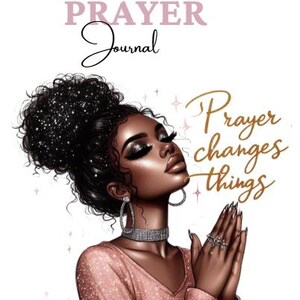 Op de afbeelding: Illustratie van een vrouw met een donkere huid, gekleed in een roze top en sieraden, met haar handen gevouwen in gebed. De afbeelding bevat de tekst "2026 Prayer Journal" en "Prayer changes things" in elegante lettertypen.