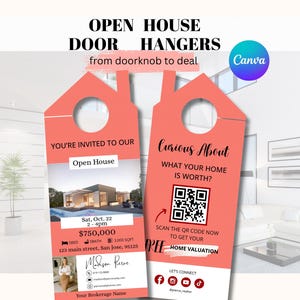 Op de afbeelding: Twee koraalkleurige deurhangers met huisvormige toppen. Eén zegt "U bent uitgenodigd voor onze Open Dag" met vastgoedinformatie. De andere zegt "Benieuwd wat uw huis waard is?" met een QR-code.