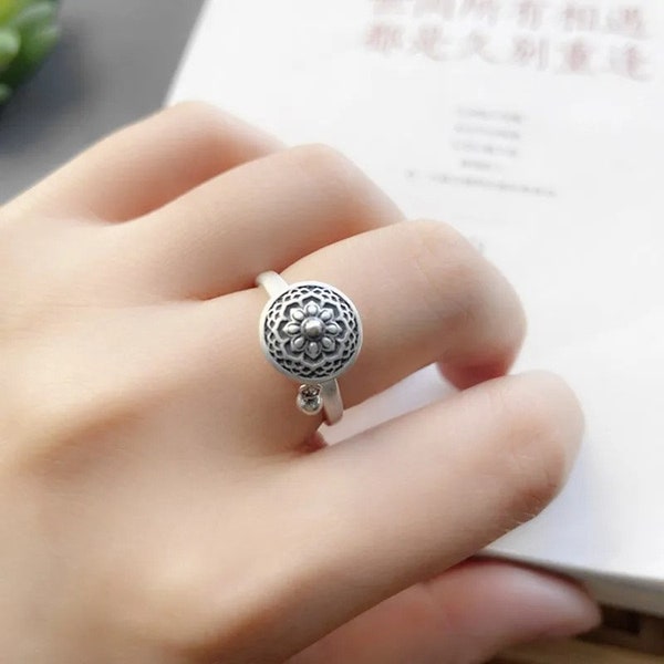 Bague Vintage Tibétaine Réglable avec Mantra Bouddhiste - Style Rétro pour Femmes - Bijoux Inspirés, Cadeau Spirituel Recherché