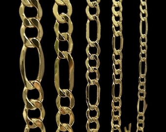 以下が含まれることがあります： 幅と長さが異なる5本の金色のチェーン。チェーンはすべて、クラシックな楕円形のリンクで作られています。