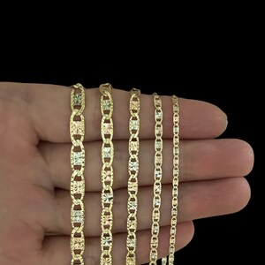 K&ouml;nnte beinhalten: F&uuml;nf goldene Ketten in verschiedenen L&auml;ngen und Breiten. Die Ketten sind aus Gelb-, Wei&szlig;- und Ros&eacute;gold. Die Ketten sind alle im Mariner-Stil.