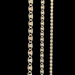 Puede incluir: Tres cadenas de oro con un dise&ntilde;o de corte de diamante. Las cadenas son de diferentes longitudes y anchos.