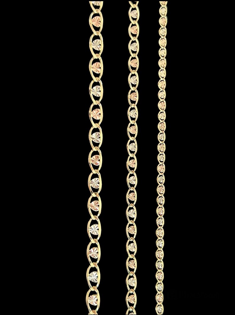 Puede incluir: Tres cadenas de oro con un dise&ntilde;o de corte de diamante. Las cadenas son de diferentes longitudes y anchos.