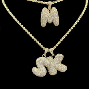Collar colgante inicial de burbuja de oro de 10k, encanto inicial de globo helado, inicial de monograma personalizado, collar de letras para niños de mamá, regalo