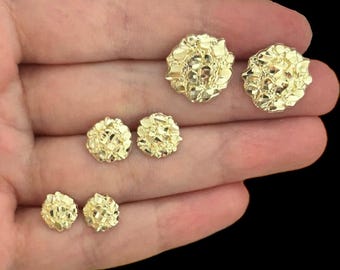 Könnte beinhalten: Ein Satz mit vier goldfarbenen Ohrringen mit einem Löwenkopf-Design. Die Ohrringe sind in verschiedenen Größen, wobei der größte etwa 1 cm im Durchmesser misst.