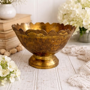 Bol antiguo de latón ornamentado con base – Plato central de estilo francés