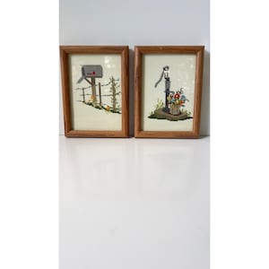 Vintage Kreuzstich-Kunst 2er-Set mit Massivholzrahmen, Briefkasten und Wasserpumpe Floral dargestellt