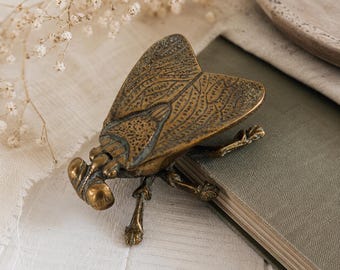 Portagioie vintage in ottone a forma di mosca o cicala.