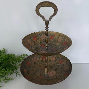 Vintage Messing Zwei-Tier-Schmucktablett mit Blumen Etching Griff Cloisonne Stil