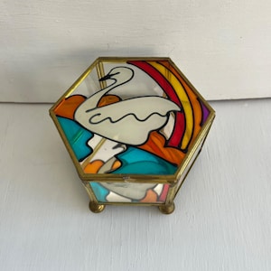 Sechseckige Glas-Schmuckschachtel mit Glasmalerei-Schwan-Design und Messingrahmen