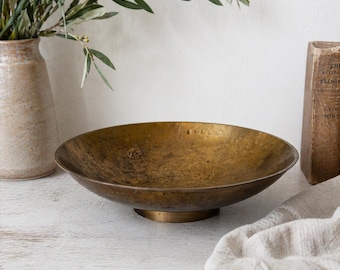 Cuenco de pedestal vintage de latón con grabado floral