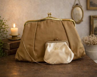 Bolso de mano vintage de satén beige con marco dorado y mini monedero incorporado.