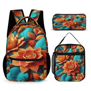 Puede incluir: Un conjunto de mochila, estuche y bolsa de almuerzo. El conjunto presenta un patrón floral repetido con flores naranjas y amarillas, hojas turquesas y un fondo negro. La mochila tiene bolsillos laterales de malla negra.