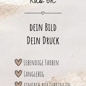 Könnte beinhalten: Ein weißes Schild mit goldenen, strukturierten Akzenten, das den schwarzen Text Rub On, DEIN BILD, DEIN DRUCK sowie drei Herzsymbole gefolgt von LEBENDIGE FARBEN, LANGLEBIG und EINFACH AUFZUBRINGEN zeigt. Das Design enthält eine Linie mit einem Herz.