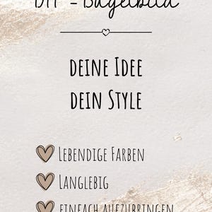 Könnte beinhalten: Ein hellbeiges Grafikblatt mit dem Text DTF - Bügelbild, DEINE IDEE DEIN STYLE und drei Aufzählungspunkten mit Herzsymbolen, gefolgt von den Texten Lebendige Farben, Langlebig und Einfach aufzubringen, auf einem strukturierten Hintergrund.