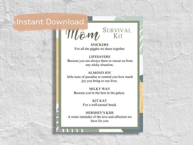 Puede incluir: Una tarjeta imprimible con un dise&ntilde;o abstracto verde, amarillo y azul. La tarjeta dice "Mom Survival Kit" y enumera diferentes barras de chocolate con una breve descripci&oacute;n de por qu&eacute; cada barra de chocolate es una buena opci&oacute;n para el kit.