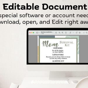 Puede incluir: Una pantalla de ordenador que muestra una tarjeta imprimible "Mom Survival Kit" con un fondo verde y gris. La tarjeta enumera diferentes tipos de barras de chocolate y sus significados, como "Snickers para todas las risas que compartimos juntos" y "Lifesavers porque siempre est&aacute;s ah&iacute; para rescatarnos de cualquier situaci&oacute;n dif&iacute;cil."