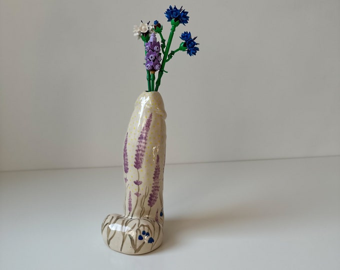 Handgemachte Vase aus Keramik mit Frühlingsblumen