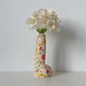 Vaso de cerâmica artesanal - Base creme com estampa floral colorida - Decoração moderna e original para casa