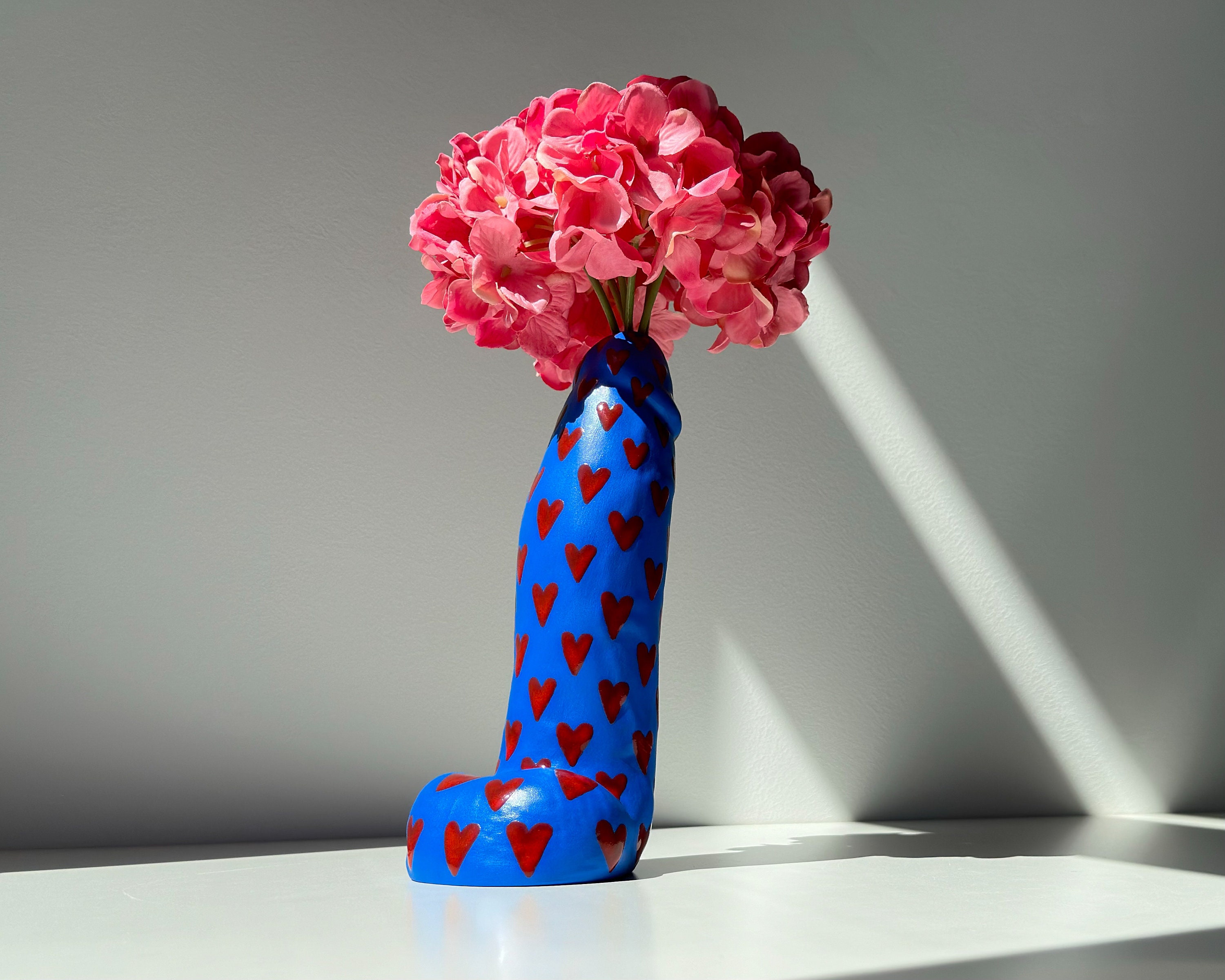 赤いハートの入った陶器の手作りの青い花瓶 - ユニークな陶器の花瓶