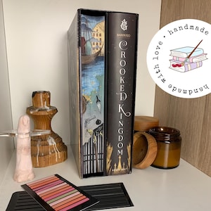 Six Of Crows Ręcznie Malowana Kopia Przedniej Krawędzi. Grishaverse, Seria Six Of Crows Ekskluzywny Prezent Książkowy. Unikalne Dzieła Literackie