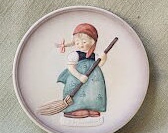 Vintage Hummel Mini keramische plaat meisje vegen handbeschilderd 1986 kleine huisvrouwen West-Duitsland Cottagecore boerderij land Wall Art Decor