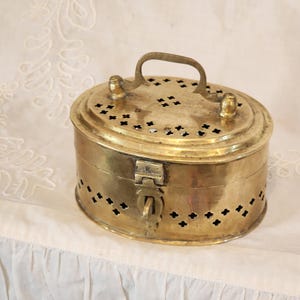 Stare, podłużne mosiężne pudełko z uchwytem, patyna, zapięcie na mały zamek, 4,75 cala długości