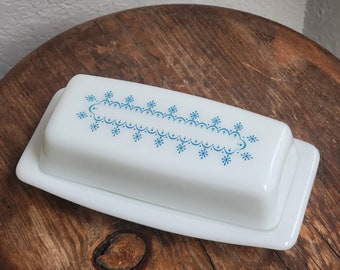 Beurrier vintage flocon de neige en Pyrex état neuf, cadeau country chic ferme cottagecore bleu blanc