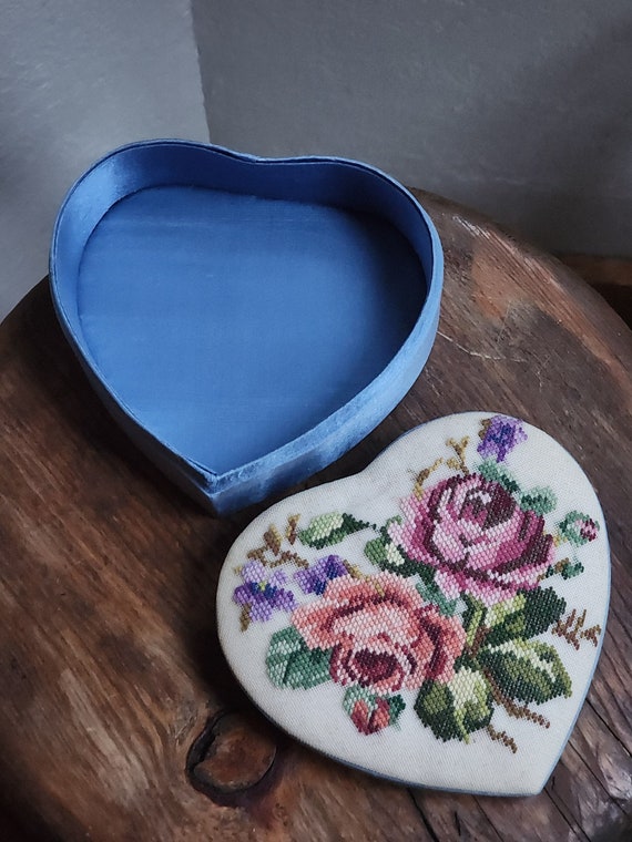 Vintage cottagecore needlepoint flower heart shap… - image 6