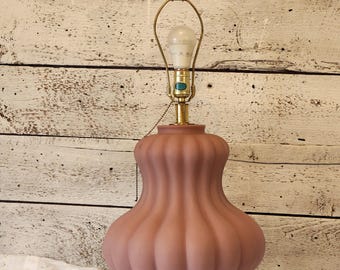 Lampada da tavolo vintage in vetro rosa MCM; forma retrò a bulbo