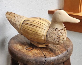 Vintage handgemaakte eendlokvogel: beeldje van natuurlijk gras en hout