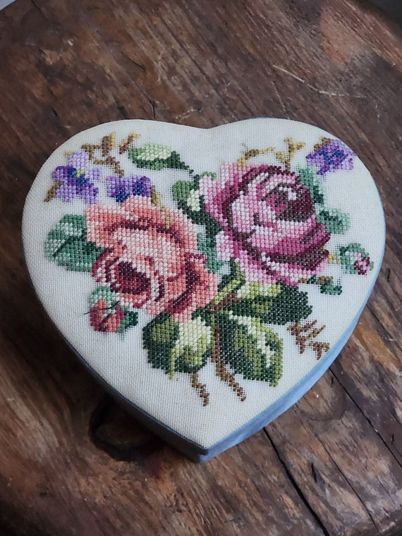 Vintage cottagecore needlepoint flower heart shap… - image 8