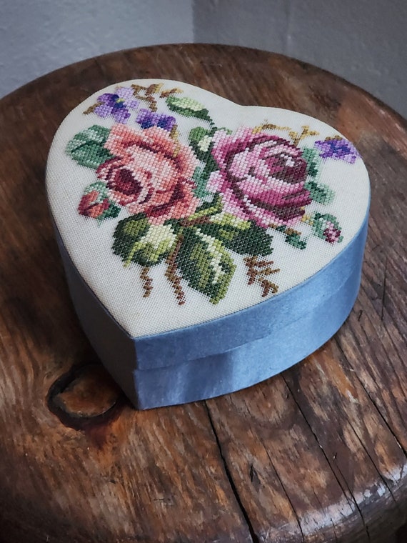 Vintage cottagecore needlepoint flower heart shap… - image 7