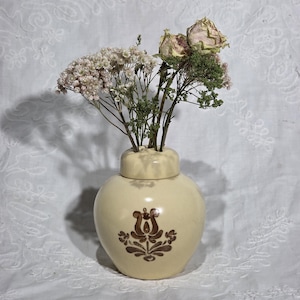 Puede incluir: Un juego de tres tazas de cerámica con un acabado mate moteado. Cada taza presenta un color diferente: azul claro, crema y gris. Las tazas tienen un diseño simple y moderno y un asa cómoda.