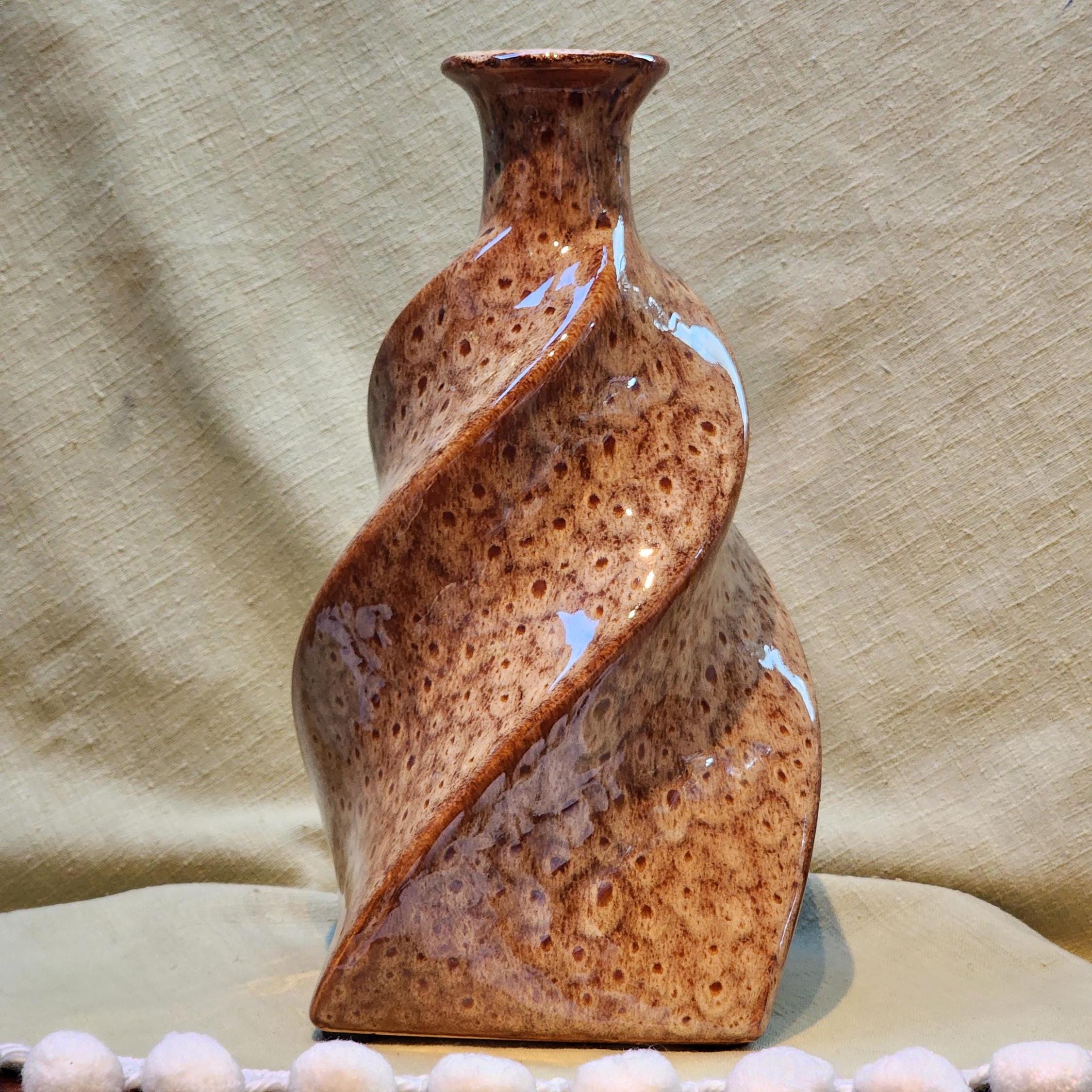 ヴィンテージの日本製陶器花瓶：錆色のツイスト - Etsy 日本