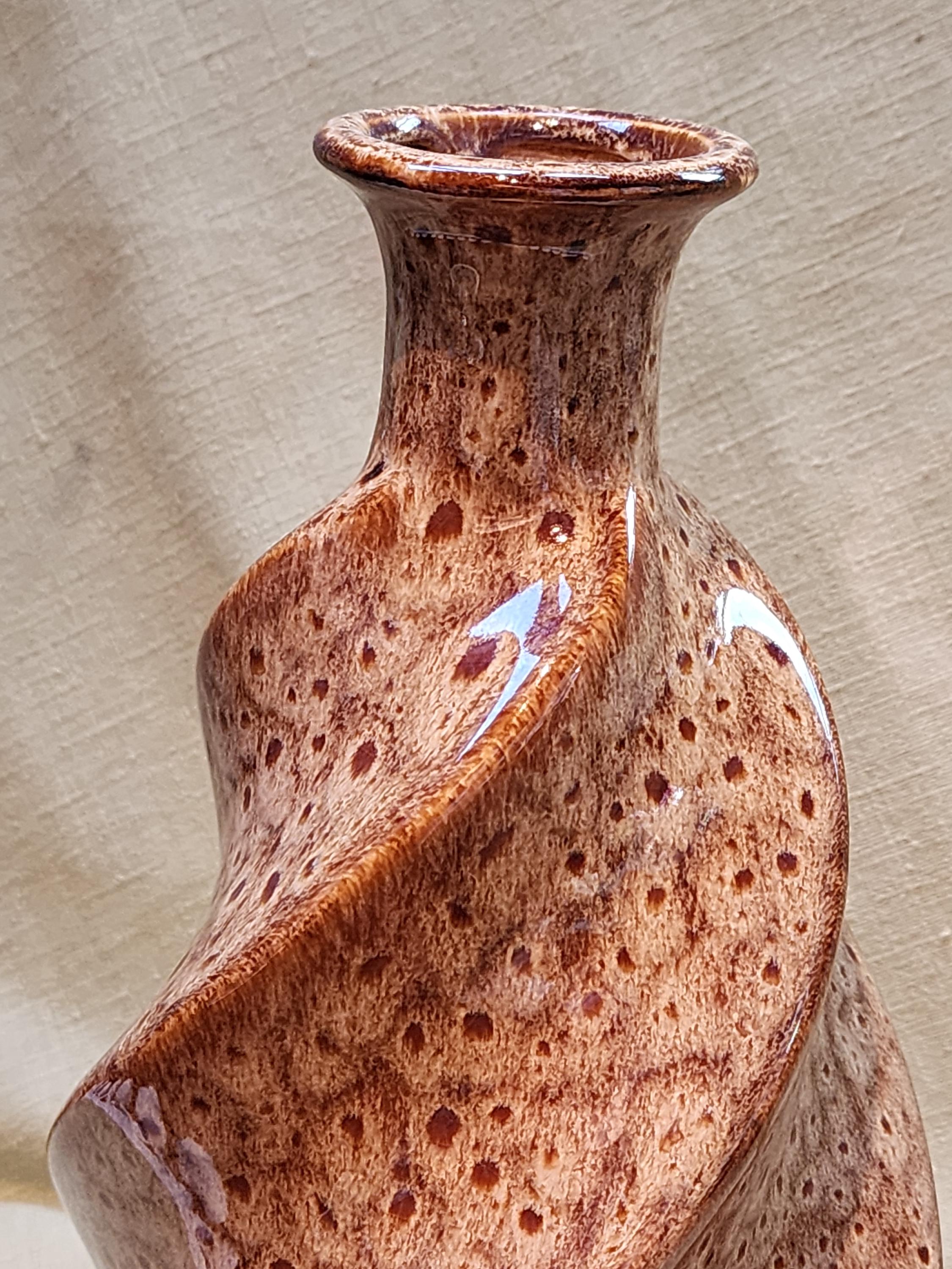 ヴィンテージの日本製陶器花瓶：錆色のツイスト - Etsy 日本