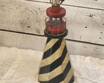 Handgefertigte Leuchtturmlampe aus Holz, 66 cm hoch – Maritime Dekoration