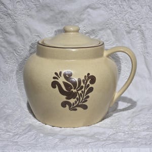 Olla de cerámica vintage Pfaltzgraff Village: recipiente con tapa, color beige y marrón.